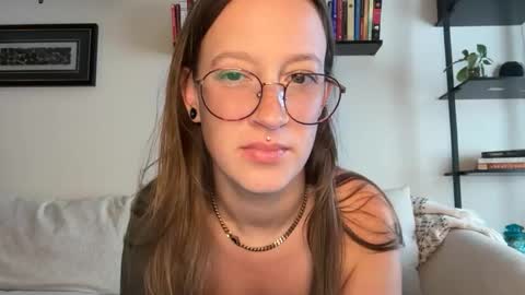 Snapshot of liljbby chatting on 20, 5, 2026 Jay please help me reach 50 thumbs up online show from 20, 5, 2026