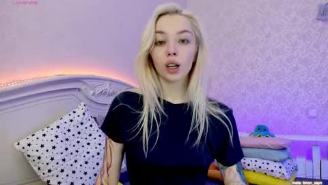 LilliMoore online show from 23, 1, 2025