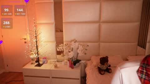 Lilly Colins online show from 9, 3, 2026