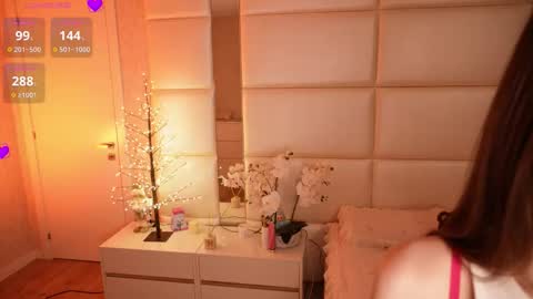 Lilly Colins online show from 16, 3, 2026