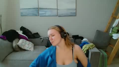 Lily dollyx online show from 22, 10, 2025