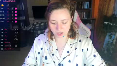 Snapshot of lily_shamy chatting on 27, 7, 2026 Alice online show from 27, 7, 2026