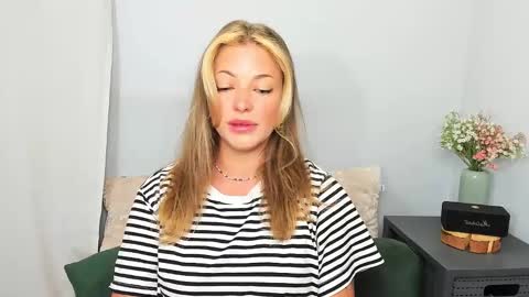 Snapshot of lilylovely26 chatting on 30, 5, 2026 Lily online show from 30, 5, 2026