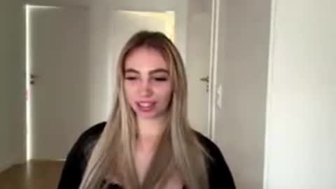 Snapshot of lilysweetgirl chatting on 10, 6, 2026 Lily online show from 10, 6, 2026