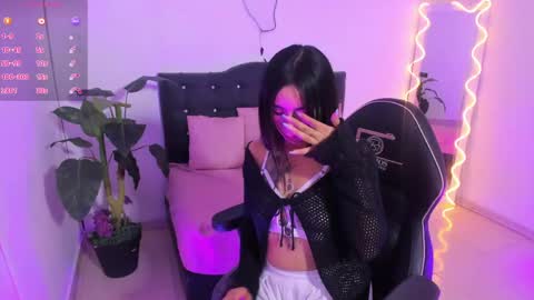 Snapshot of lindsay_tay chatting on 18, 4, 2026 Linda online show from 18, 4, 2026
