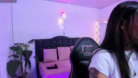 Snapshot of lindsay_tay chatting on 25, 4, 2026 Linda online show from 25, 4, 2026