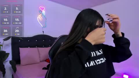 Snapshot of lindsay_tay chatting on 29, 4, 2026 Linda online show from 29, 4, 2026