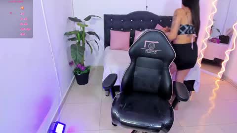Snapshot of lindsay_tay chatting on 25, 5, 2026 Linda online show from 25, 5, 2026