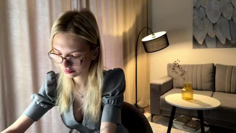 Snapshot of linneabercier chatting on 7, 4, 2026 Emma online show from 7, 4, 2026