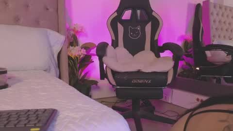 Snapshot of linoshka_1 chatting on 16, 4, 2026 Luciana online show from 16, 4, 2026