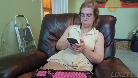 Snapshot of linzy19 chatting on 11, 9, 2025 Linzy19 online show from 11, 9, 2025