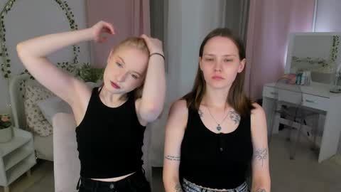 Snapshot of lisaluve chatting on 4, 4, 2026 Lisa blonde Alisa brunette online show from 4, 4, 2026