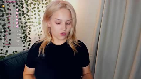 Snapshot of little__caprice chatting on 24, 9, 2025 Bella online show from 24, 9, 2025