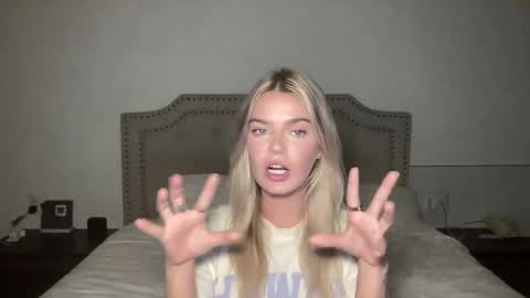 Snapshot of littlemaryjane19 chatting on 19, 11, 2025 Marciabrady online show from 19, 11, 2025