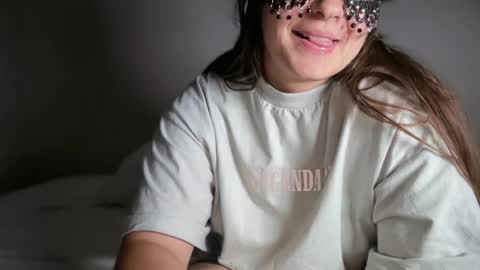 Snapshot of littleredswan chatting on 20, 7, 2026 littleredswan online show from 20, 7, 2026