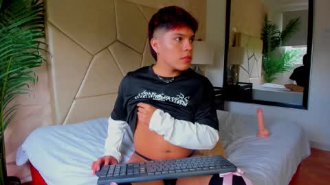 Snapshot of littlezanee chatting on 4, 12, 2025 ZANE online show from 4, 12, 2025