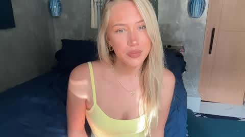 Snapshot of livslifee chatting on 15, 4, 2026 olivia online show from 15, 4, 2026