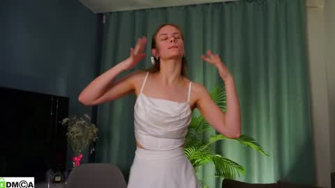 Snapshot of lizbethcoll chatting on 16, 12, 2024 Sunnheart online show from 16, 12, 2024