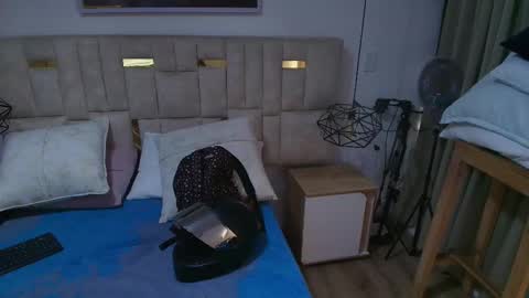 Snapshot of lizz_tender chatting on 11, 11, 2025 Lizz online show from 11, 11, 2025