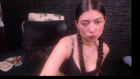 Snapshot of lizzie_collin chatting on 6, 10, 2025 Lizzie online show from 6, 10, 2025