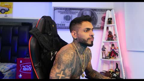 logan_hugh8 online show from 28, 1, 2025