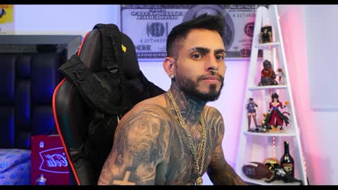 logan_hugh8 online show from 28, 1, 2025