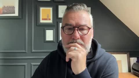 Snapshot of londongent2023 chatting on 4, 6, 2026 EnglishBear online show from 4, 6, 2026