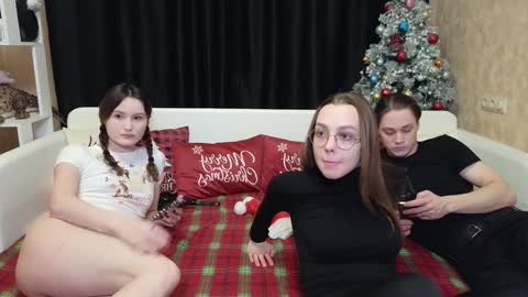 Jean and Isa right couple Mark and Eva left couple online show from 27, 12, 2024