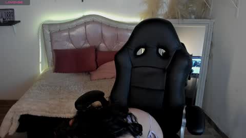 Snapshot of loraine_1 chatting on 18, 12, 2024 loraine online show from 18, 12, 2024