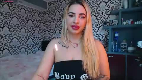 Queen LoraSinClare online show from 15, 4, 2026