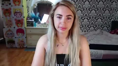 Queen LoraSinClare online show from 2, 6, 2026