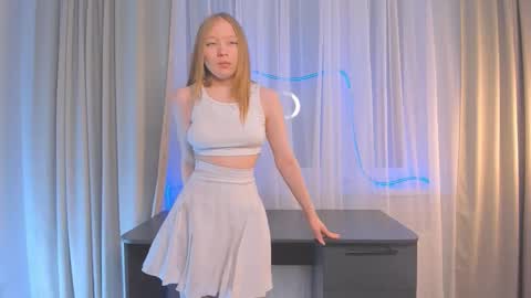 Snapshot of lorenpiyano chatting on 15, 12, 2025 Lola online show from 15, 12, 2025