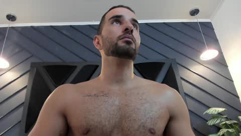  L O R E N Z O  Thumbs Up help  online show from 8, 2, 2025