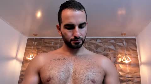  L O R E N Z O  Thumbs Up help  online show from 14, 2, 2025