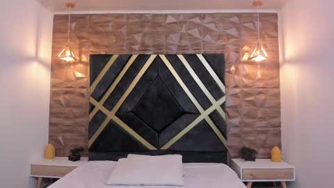  L O R E N Z O  Thumbs Up help  online show from 26, 2, 2025