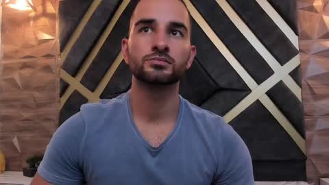  L O R E N Z O  Thumbs Up help  online show from 28, 2, 2025