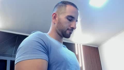  L O R E N Z O  Thumbs Up help  online show from 18, 9, 2025