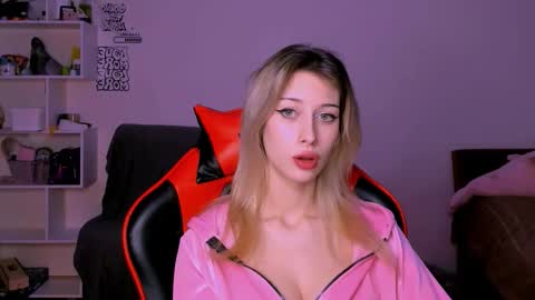 Snapshot of lori_meow chatting on 7, 10, 2025 Lori online show from 7, 10, 2025