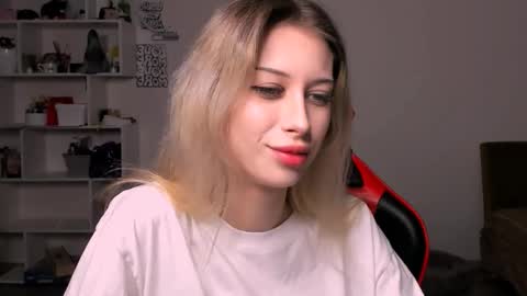 Snapshot of lori_meow chatting on 16, 11, 2025 Lori online show from 16, 11, 2025