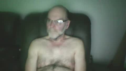 Snapshot of louism13 chatting on 6, 4, 2026 louism13 online show from 6, 4, 2026