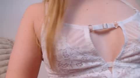 Snapshot of love_bella_ chatting on 8, 5, 2026 love bella online show from 8, 5, 2026