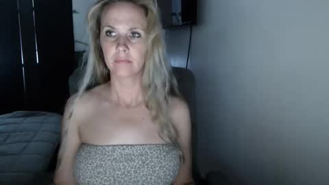 Snapshot of love_on_ chatting on 3, 5, 2026 LoVe On online show from 3, 5, 2026