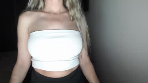Snapshot of love_on_ chatting on 5, 5, 2026 LoVe On online show from 5, 5, 2026