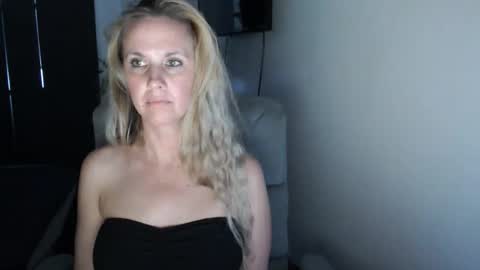 Snapshot of love_on_ chatting on 8, 6, 2026 LoVe On online show from 8, 6, 2026