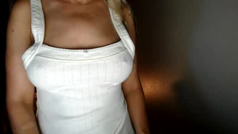 Snapshot of love_on_ chatting on 15, 7, 2026 LoVe On online show from 15, 7, 2026