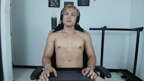 Snapshot of lover_fitnessboy chatting on 15, 5, 2026 kevin online show from 15, 5, 2026