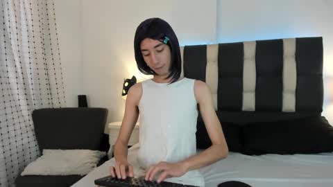 loverisu online show from 5, 11, 2025