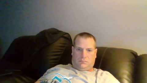 lovetocum37 online show from 1, 1, 2025