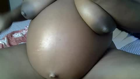 Snapshot of lowenyangvalentine chatting on 7, 1, 2026 lowenyangvalentine online show from 7, 1, 2026