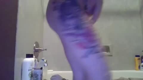 Snapshot of luckmoneylove1012 chatting on 6, 1, 2025 prettybaby1012 online show from 6, 1, 2025